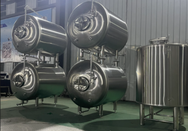 Delivery 1000L beer tanks to Italy